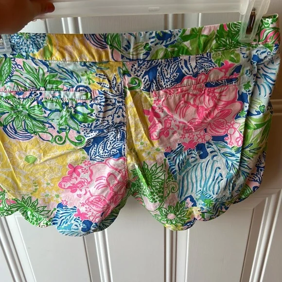LILLY PULITZER SCALLOPED SHORTS SIZE 6 - Picture 2 of 3